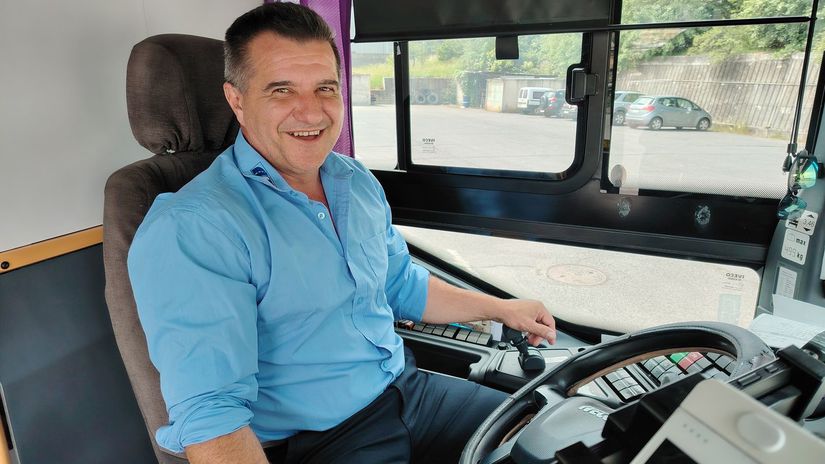 spievajuci autobusar milan sa stal hviezdou regionu deti skaciu od radosti ked ho uvidia