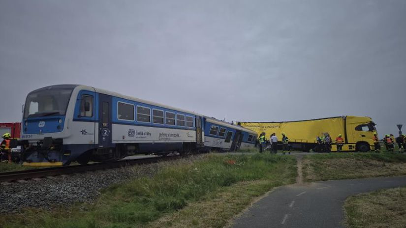 v cesku doslo k zrazke vlaku s kamionom osem ludi utrpelo zranenia na trati je obmedzena doprava kvoli vykolajenej suprave