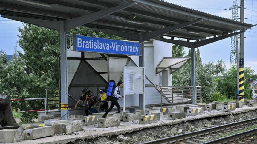 Cestujuci uviazli vo vlaku pri bratislavskych vinohradoch Bez klimatizacie cakali na vystupenie hodinu a pol Domac e Spravy