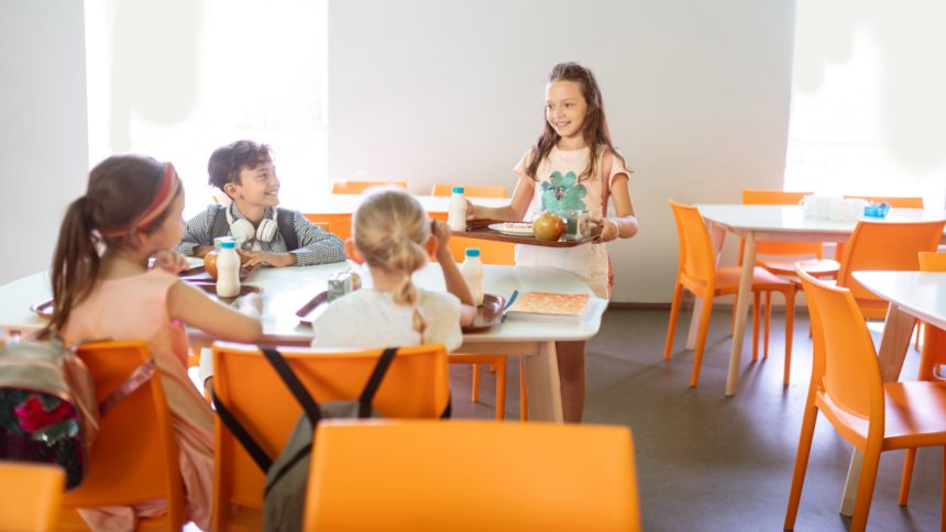 Jednoduchy sposob ako prinutit tinedzerov k pestrejsej strave skola moze pomocit viac nez domacich obed skola ahojmama