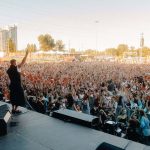Nad Kyjevom hrozili rakety na zemi sa ale zabavali desattisice ludi premenili festival na zbierku proti ruskym dronom