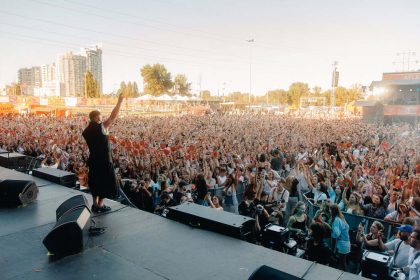 Nad Kyjevom hrozili rakety na zemi sa ale zabavali desattisice ludi premenili festival na zbierku proti ruskym dronom