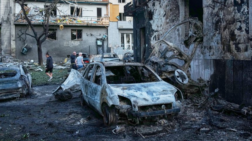 Najvacsia balisticka smrst od zaciatku vojny Rusko zasypalo Kyjev rekordnym pocetom rakiet Ukrajina napadla citlive ropne sklady Svet Spravy