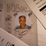 Retaze boli neviditelne ale boli tam Asistentka Epsteina opisala kult v ktorom ju roky zneuzival