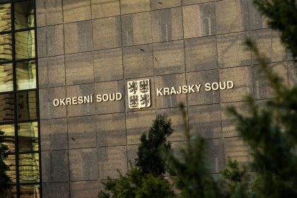 Dievcatko z Ceska vydavalo zvuky balo sa vody a muselo zobrat Otec vlcieveho dietata spoznal svoj trest