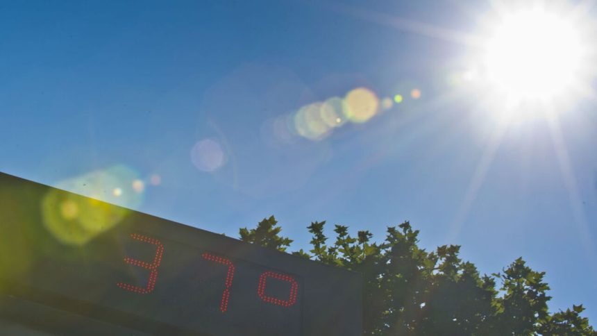 Dve vlny horucav za jedno leto Meteorologicka predpoveda zmenu pocasia a odhaduje ci sa horucavy este vratia