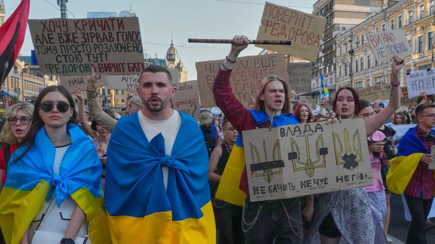 Kyjev opat na uliciach Tisice ludi ziadaju navrat Fedorova Zelenskemu posielaju ostre odkazy Svet Spravy