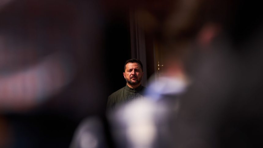 Ma Zelenskyj obavy o svoju politicku buducnost Publicista Kriz odhalil skutocne nalady a rizika volieb na Ukrajine