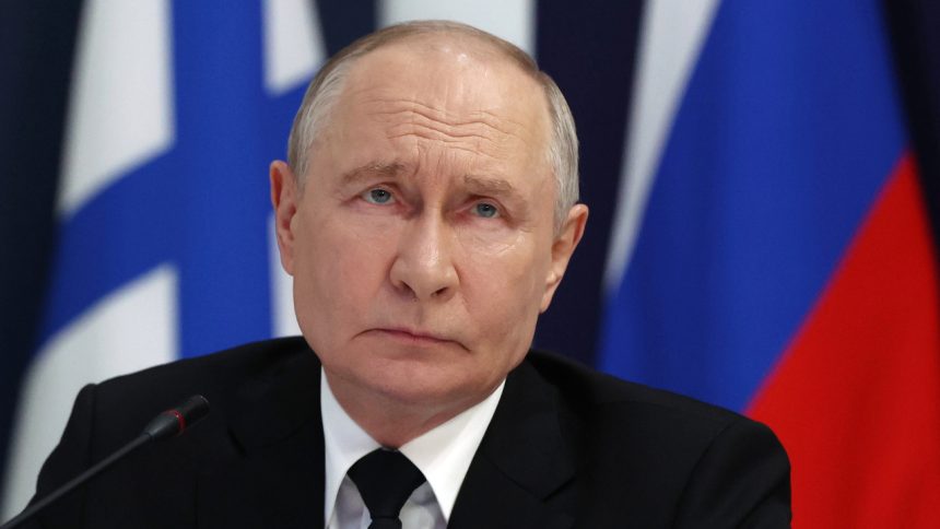 Putin vojnu nevidi ale pocuje o nej z krema k nemu prudi falosna realita ktora posilnuje jeho neochotu ustupit