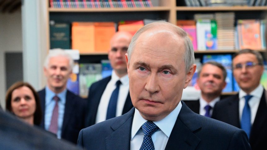Putinova navsteva priniesla uzavery a zatarasy Miestni si robili zarty z opravenych ciest aj z cien benzinu