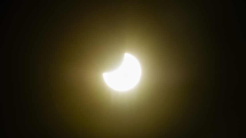 Slovaci uvidia ciastocne zatmenie Slnka Odbornicka radi ako ho sledovat s pomockou ktoru si mozete vyrobic aj doma