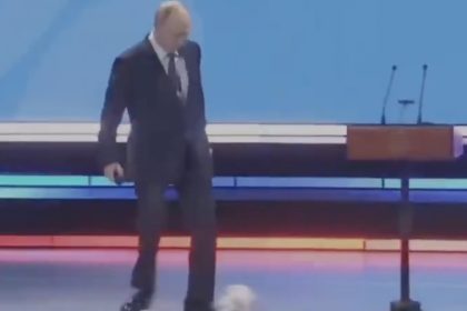 VIDEO Stacilo malo a z rekvizity sa stal muzejny poklad Obycajna lopta ide do muzea len preto ze sa jej dotkol Putin